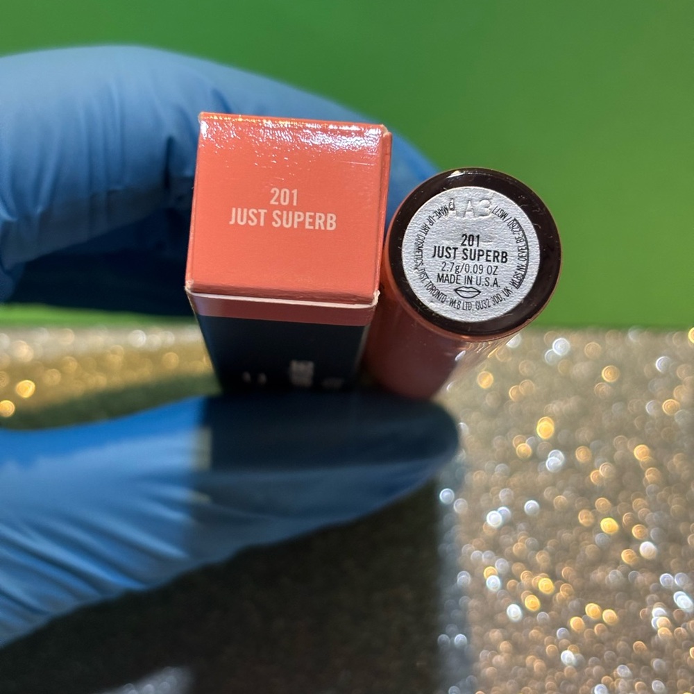 BNIB! MAC Cremesheen Glass in JUST SUPERB 201
ππ€©π - Picture 2 of 8